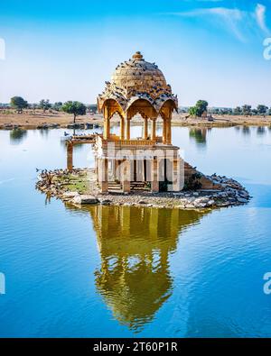 Wahrzeichen von Indien und Rajasthan. Der Gadi Sagar (Gadisar) See ist eine der wichtigsten Touristenattraktionen in Jaisalmer, Rajasthan, Nordindien. Stockfoto