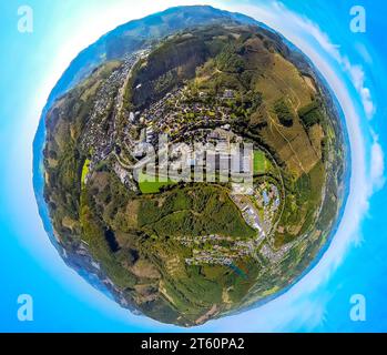 Luftaufnahme, Blick auf Altenhundem-Nord, Industriegebiet Hagener Straße, Sportplatz Hensel Stadion, Erdkugel, Fischaugenschuss, 360 Grad Schuss, winzig W Stockfoto