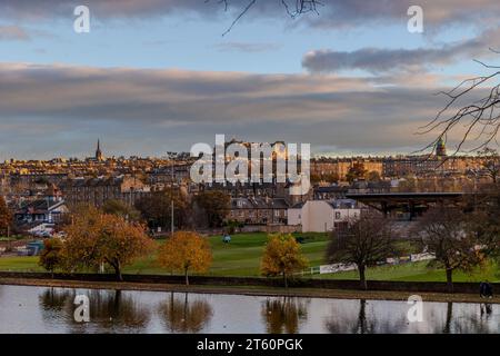 Edinburgh. Schottland, Großbritannien. November 2023. Edinburgh sieht in der späten Nachmittagssonne strahlend aus. Vom Inverleith Park mit Edinburgh Castle auf der Skyline Credit: David Mollison/Alamy Live News Stockfoto