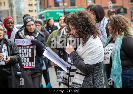 Detroit, Michigan, USA. November 2023. Mitglieder und Unterstützer der Jewish Voice for Peace hielten eine Mahnwache vor dem Büro des Kongressabgeordneten Shri Thanedar ab und forderten ihn auf, einen Waffenstillstand im Gaza-Krieg zu unterstützen. Sie lasen die Namen einiger Kinder, die bei dem Angriff der Hamas auf Israel und bei der israelischen Bombardierung von Gaza getötet wurden. Quelle: Jim West/Alamy Live News Stockfoto