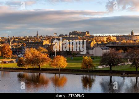 Edinburgh. Schottland, Großbritannien. November 2023. Edinburgh sieht in der späten Nachmittagssonne strahlend aus. Vom Inverleith Park mit Edinburgh Castle auf der Skyline Credit: David Mollison/Alamy Live News Stockfoto