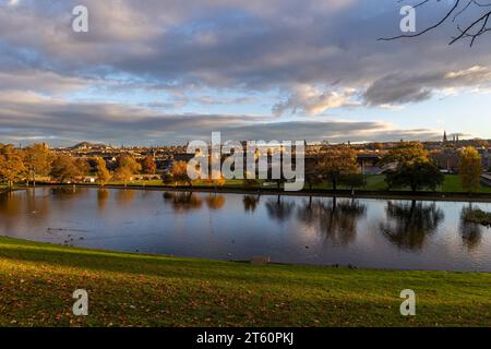 Edinburgh. Schottland, Großbritannien. November 2023. Edinburgh sieht in der späten Nachmittagssonne strahlend aus. Vom Inverleith Park mit Edinburgh Castle auf der Skyline Credit: David Mollison/Alamy Live News Stockfoto