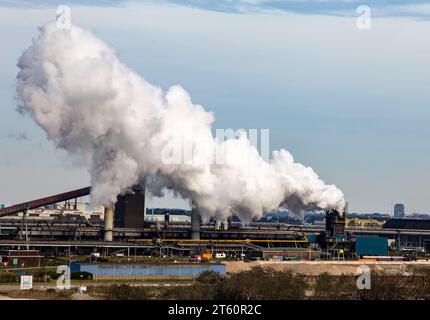 Industriefabrik mit starkem Schornsteinrauch vor blauem Himmel, Umweltverschmutzungskonzept Stockfoto