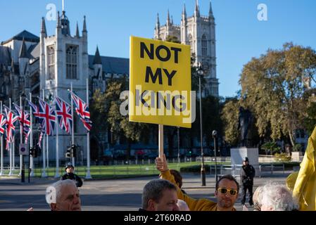 London, Großbritannien. November 2023. Der Geschäftsführer der Republik, Graham Smith, hält ein Plakat, das seine Meinung während der Demonstration zum Ausdruck bringt. Die Westminster Abbey ist in der Ferne sichtbar. Die Gruppe der Republik organisierte einen Protest des Parlaments für die Rede des Königs 2023. Die Rede des Königs wurde von König Karl III. Während der Eröffnung des Parlaments gelesen. Sie wird die Politik und die Agenda der britischen Regierung für die neue Parlamentssitzung festlegen. (Foto: Krisztian Elek/SOPA Images/SIPA USA) Credit: SIPA USA/Alamy Live News Stockfoto