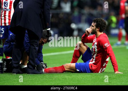 Mario Hermoso von Atletico Madrid wird wegen einer möglichen Verletzung während des Gruppenspiels der UEFA Champions League im Estadio Metropolitano in Madrid behandelt. Bilddatum: Dienstag, 7. November 2023. Stockfoto