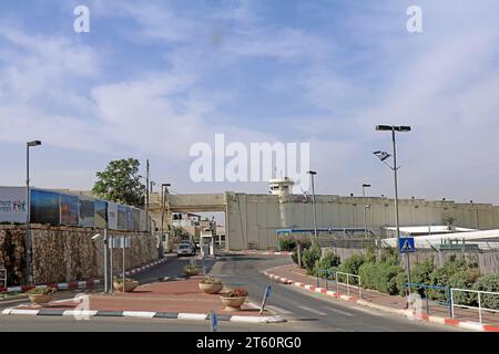 Jerusalem, israel – 24. Mai 2018: Stark bewachte Grenze zwischen Jerusalem und Westbank in Israel mit Autos auf beiden Seiten und Wachturm auf der Spitze. Stockfoto