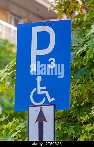 Deaktivieren Sie das Parkplatzschild auf der Straße mit einem Pfeil, der die Richtung anzeigt Stockfoto