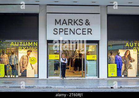 Thessaloniki, Griechenland - 22. Oktober 2023: Fenster des Modekaufhauses Marks and Spencer in der Tsimiski-Straße in Thessaloniki mit weiblicher Arbeiterin bei Stockfoto