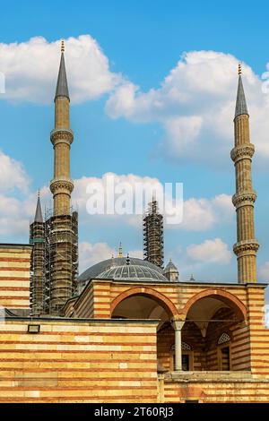 Restaurierung der Sultan-Selim-Moschee mit mehreren Minaretttürmen und Kuppel in Edirne Türkei Stockfoto