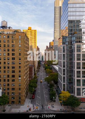 W 70th Street Manhattan New York. Foto der vertikalen Drohne aus der Luft Stockfoto