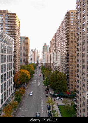 Luftbild W 70th Street New York. Blick auf die Straße und die Appartementhäuser Stockfoto