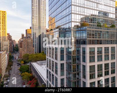 New York, NY, USA - 26. Oktober 2023: Luftbild 200 West End Avenue ein luxuriöser Wohnkomplex in New York City Stockfoto