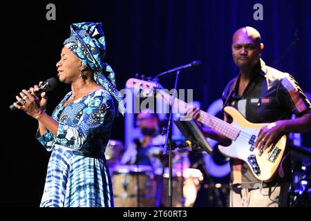 Forum Karlin, Prag. November 2023. Die beninesisch-französische Sängerin Angelique Kidjo trat während ihres Konzerts im Rahmen des 27. Internationalen Musikfestivals Prag Sounds am 7. November 2023 im Forum Karlin, Prag, Tschechische Republik auf. Quelle: Michal Kamaryt/CTK Photo/Alamy Live News Stockfoto