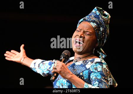 Forum Karlin, Prag. November 2023. Die beninesisch-französische Sängerin Angelique Kidjo tritt während ihres Konzerts im Rahmen des 27. Internationalen Musikfestivals Prague Sounds im Forum Karlin, Prag, Tschechische Republik, am 7. November 2023 auf. Quelle: Michal Kamaryt/CTK Photo/Alamy Live News Stockfoto