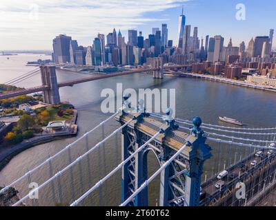 Luftbild Manhattan Bridge New York mit Blick auf die Stadt und den Fluss Stockfoto