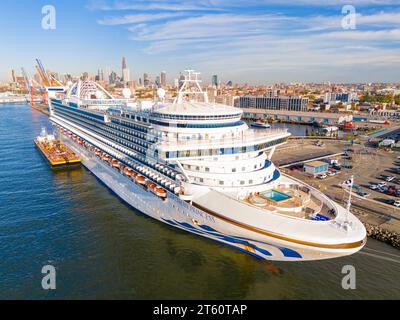 Red Hook, NY, USA - 27. Oktober 2023: Luftdrohnenfoto der Caribbean Princess in Red Hook New York Stockfoto