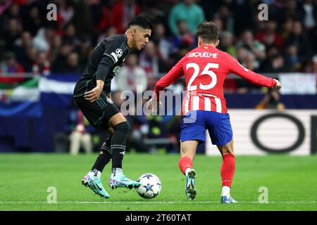 Celtic Luis Palma (links) und Atletico Madrids Rodrigo Riquelme kämpfen um den Ball während des Gruppenspiels der UEFA Champions League im Estadio Metropolitano, Madrid. Bilddatum: Dienstag, 7. November 2023. Stockfoto
