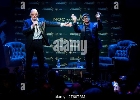 Prag, Tschechische Republik. November 2023. Der in Belgien geborene Actionfilmstar Jean-Claude Van Damme, Right, tritt am Dienstag Abend mit einer Legend-Veranstaltung im Club SaSaZu in Prag, Tschechische Republik, am 7. November 2023 auf. Auf der linken Seite ist der Moderator der Veranstaltung der tschechische Schauspieler Marek Vasut zu sehen. Quelle: Jaroslav Svoboda/CTK Photo/Alamy Live News Stockfoto