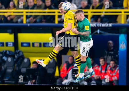 Dortmund, Deutschland. November 2023. DORTMUND, DEUTSCHLAND - 7. NOVEMBER: Julian Ryerson von Borussia Dortmund kämpft um den Ball mit Kieran Trippier von Newcastle United während des UEFA Champions League Gruppe F Spiels zwischen Borussia Dortmund und Newcastle United FC am 7. November 2023 im Signal Iduna Park in Dortmund (Foto: Joris Verwijst/Orange Pictures) Credit: Orange Pics BV/Alamy Live News Stockfoto