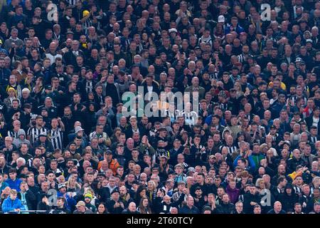 Dortmund, Deutschland. November 2023. DORTMUND, DEUTSCHLAND - 7. NOVEMBER: Fans und Fans von Newcastle United FC beim Spiel der UEFA Champions League Gruppe F zwischen Borussia Dortmund und Newcastle United FC im Signal Iduna Park am 7. November 2023 in Dortmund (Foto: Joris Verwijst/Orange Pictures) Credit: Orange Pics BV/Alamy Live News Stockfoto