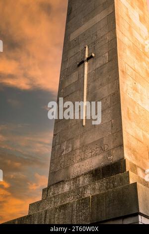 Vertikales Panorama eines Cenotaph und Kriegsdenkmals, das an unsere glorreichen Toten aus dem Weltkrieg und dem Konflikt bei Sonnenuntergang erinnert Stockfoto