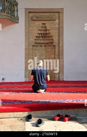 Ein junger Mann betet in der Gazi-Husrev-Beg-Moschee in Sarajevo, Bosnien und Herzegowina Stockfoto