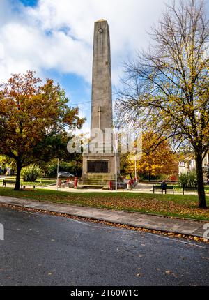 HARROGATE, GROSSBRITANNIEN - 7. NOVEMBER 2023. Vertikales Panorama des Cenotaph und war Memorial, das an die gefallenen Soldaten des Weltkriegs am Prospect Square erinnert Stockfoto