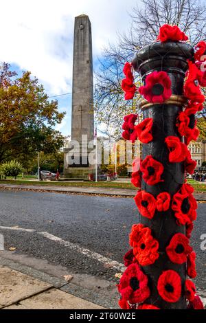 HARROGATE, GROSSBRITANNIEN - 7. NOVEMBER 2023. Vertikales Panorama des Cenotaph und war Memorial, das an die gefallenen Soldaten des Weltkriegs am Prospect Square erinnert Stockfoto