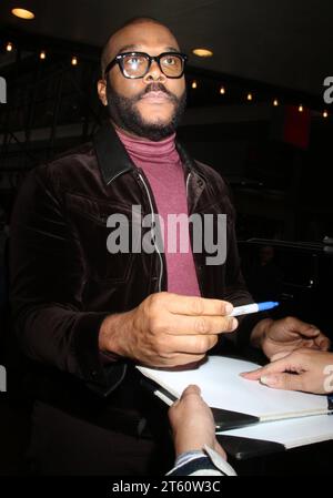 NEW YORK, New YORK – November 07: Tyler Perry wurde bei CBS Mornings gesehen, um den neuen Dokumentarfilm Maxine’s Baby: The Tyler Perry Story am 7. November 2023 in New York City zu promoten. Copyright: XRWx Credit: Imago/Alamy Live News Stockfoto