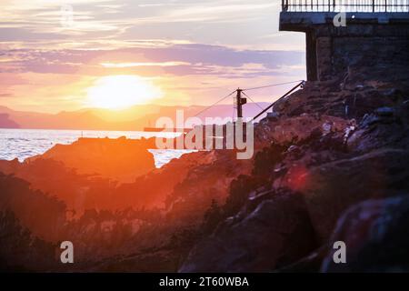 Fantastischer Blick auf den Sonnenuntergang von der Boccadasse in Genua zur französischen Riviera - Schönheit der Natur an der italienischen Küste Stockfoto