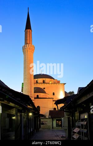 Die Gazi-Husrev-Beg-Moschee (1531) bei Sonnenaufgang in Sarajevo, Bosnien und Herzegowina Stockfoto