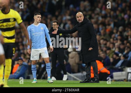 PEP Guardiola, Manager von Manchester City, erteilt Phil Foden aus Manchester City beim Spiel der UEFA Champions League Gruppe G zwischen Manchester City und BSC Young Boys im Etihad Stadium, Manchester, am Dienstag, den 7. November 2023, Anweisungen. (Foto: Pat Scaasi | MI News) Credit: MI News & Sport /Alamy Live News Stockfoto