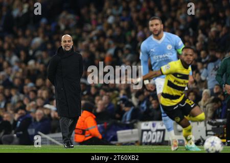 PEP Guardiola, Manager von Manchester City, gibt Anweisungen während des Spiels der Gruppe G der UEFA Champions League zwischen Manchester City und BSC Young Boys im Etihad Stadium, Manchester, am Dienstag, den 7. November 2023. (Foto: Pat Scaasi | MI News) Credit: MI News & Sport /Alamy Live News Stockfoto