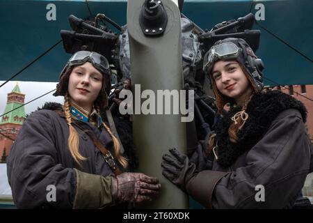 Moskau, Russland. November 2023. Frauen in Uniformen der sowjetischen Armee posieren mit einem sowjetischen Doppeldecker während einer Ausstellung, die der 82. Historischen Parade anlässlich des Jahrestages der „Schlacht von Moskau“ 1941 während des Zweiten Weltkriegs gewidmet ist, auf dem Roten Platz in Moskau, Russland. Quelle: Nikolay Vinokurov/Alamy Live News Stockfoto