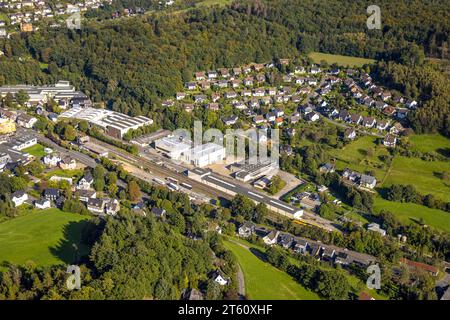 Luftaufnahme, Gewerbegebiet auf d. Roese an der B508 Hauptstraße, Wohnsiedlung am Wald zwischen Grunder Straße und Ginsterweg, Allenbach, Hilc Stockfoto