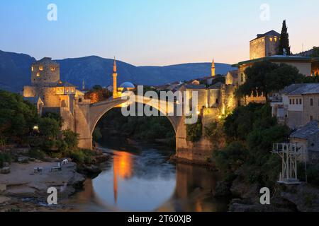 Panorama über die Alte Brücke - Stari Most (1567) und die Altstadt von Mostar, Bosnien und Herzegowina Stockfoto