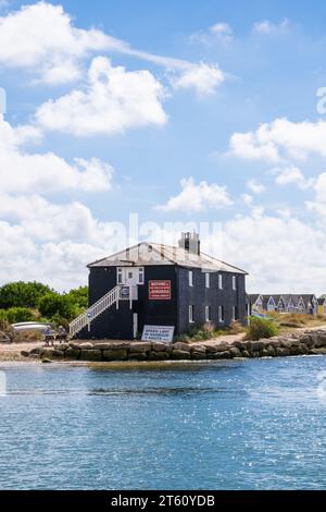 Ein Blick auf das schwarze Haus/Zollhaus in Mudeford von der Kaiseite Stockfoto