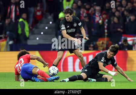 Celtic's Oh Hyeon-Gyu (rechts) und Atletico Madrids Axel Witsel kämpfen um den Ball während des Gruppenspiels der UEFA Champions League im Estadio Metropolitano, Madrid. Bilddatum: Dienstag, 7. November 2023. Stockfoto