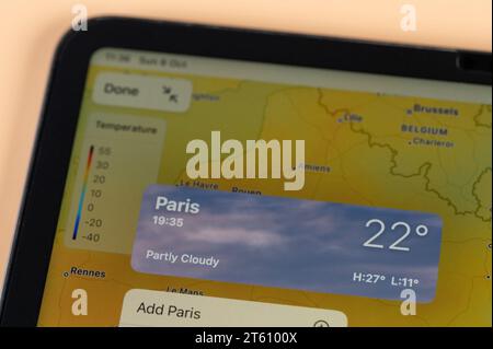 New York, USA – 8. Oktober 2023: Überprüfung der Temperatur außerhalb von Paris mit der Online-App ipad Tablet-Bildschirm Nahansicht Stockfoto