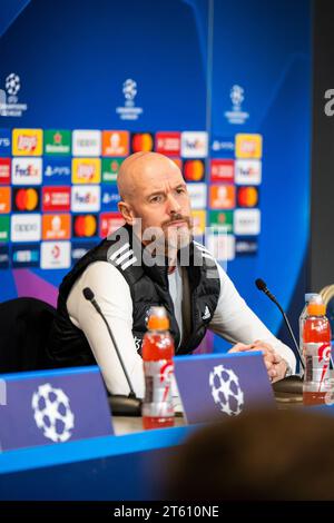 Kopenhagen, Dänemark. November 2023. Cheftrainer Erik Ten Hag von Manchester United, der während einer Pressekonferenz über das Spiel der UEFA Champions League zwischen dem FC Kopenhagen und Manchester United in Parken in Kopenhagen zu sehen war. (Foto: Gonzales Photo/Alamy Live News Stockfoto