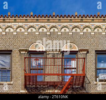 3235 Grand Concourse ist ein flaches Wohngebäude im Jerome Park, der Bronx, das für seine polychromen Terrakotta-Details bekannt ist. Stockfoto