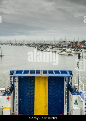 Rückansicht der Isle of Wight Ferry mit der Autotür vom Schiff Stockfoto