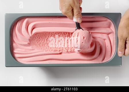 Rosafarbenes Erdbeereis aus dem Behälter, Draufsicht Stockfoto