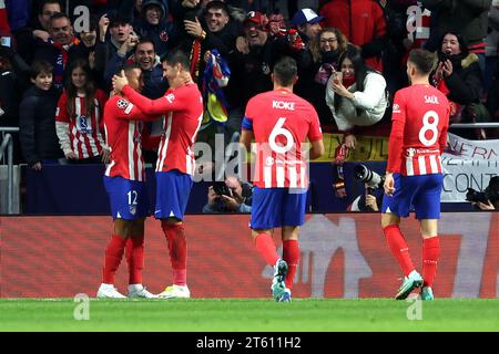 Atletico Madrids Samuel Lino (links) feiert mit seinen Teamkollegen das vierte Tor des Spiels während des Gruppenspiels der UEFA Champions League im Estadio Metropolitano, Madrid. Bilddatum: Dienstag, 7. November 2023. Stockfoto