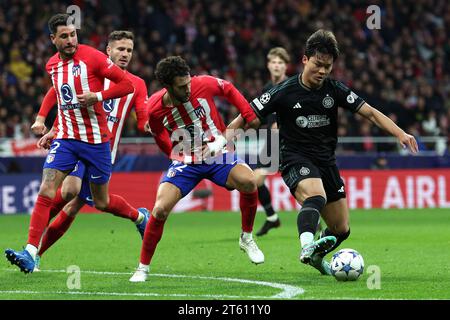 Celtic's Oh Hyeon-Gyu (rechts) und Atletico Madrids Mario Hermoso kämpfen um den Ball während des Gruppenspiels der UEFA Champions League im Estadio Metropolitano, Madrid. Bilddatum: Dienstag, 7. November 2023. Stockfoto