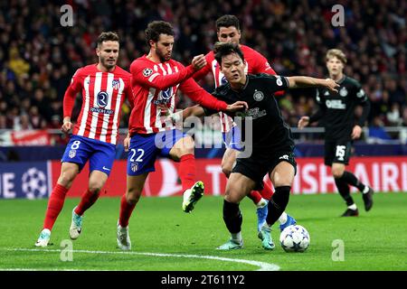 Celtic's Oh Hyeon-Gyu (rechts) und Atletico Madrids Mario Hermoso kämpfen um den Ball während des Gruppenspiels der UEFA Champions League im Estadio Metropolitano, Madrid. Bilddatum: Dienstag, 7. November 2023. Stockfoto