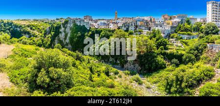 Ein Panoramablick auf Gravina de Laterza, Italien im Sommer. Stockfoto