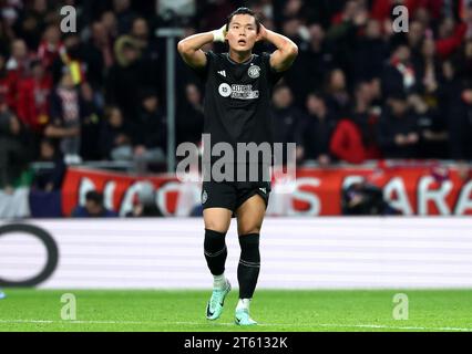 Celtic's Oh Hyeon-Gyu sieht niedergeschlagen aus, nachdem Atletico Madrids Alvaro Morata (nicht abgebildet) das fünfte Tor im Spiel der UEFA Champions League Gruppe E im Estadio Metropolitano, Madrid, erzielte. Bilddatum: Dienstag, 7. November 2023. Stockfoto