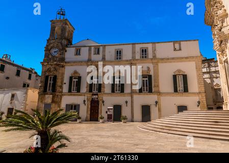 Ein Uhrenturm in Martina Franca, Apulien, Italien im Sommer Stockfoto