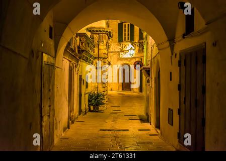 Nacht in den Nebenstraßen von Martina Franca, Apulien, Italien Stockfoto